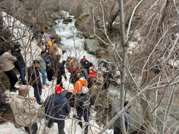 Bitlis'te Can Pazarı! Hafif Ticari Araç Dereye Uçtu